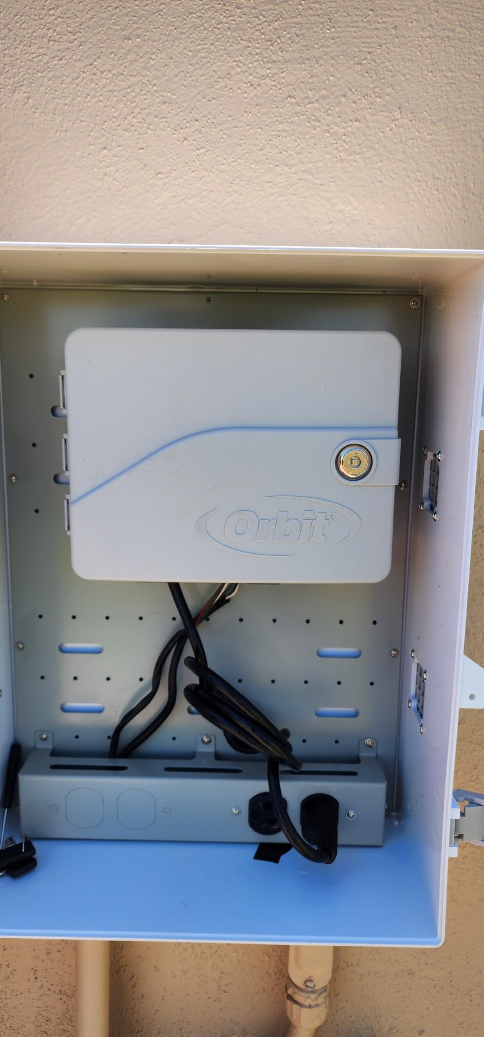Orbit B-hyve Smart Indoor/Outdoor Sprinkler Controller - 6-Zone - App Controlled Smart Controller with Custom Irrigation Schedules - Weatherproof Multi-Zone Sprinkler System - 57946 customer photo 2
