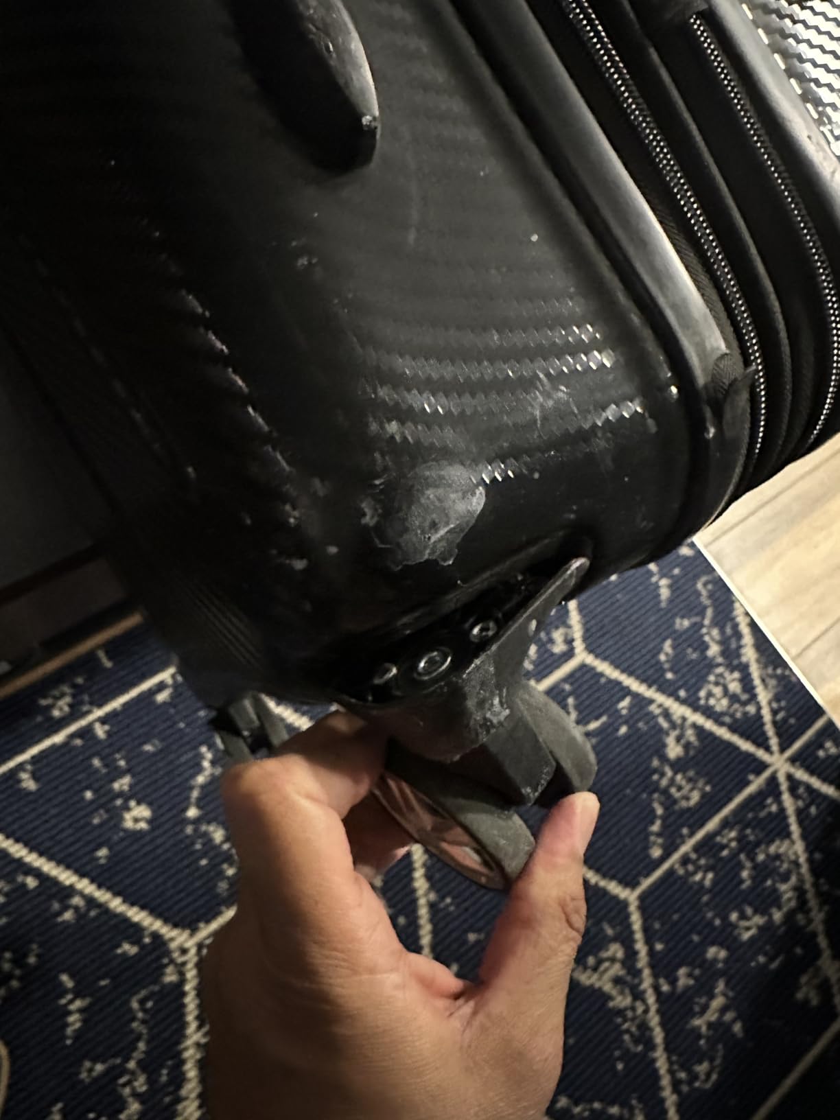Amazon Basics 30-Inch Hardside Checked Spinner Luggage With TSA Lock, Lightweight Expandable Suitcase, Scratch-Resistant Surface, 8 Multi-directional Wheels, Black customer photo 2