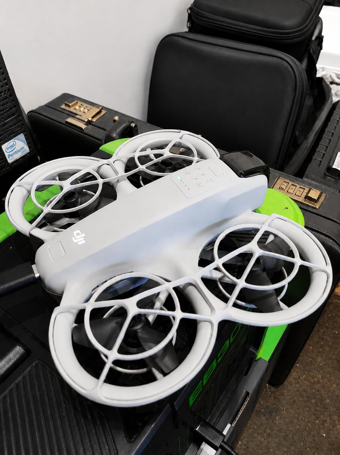 DJI Neo, Mini Drone with 4K UHD Camera for Adults, 135g Self Flying Drone that Follows You, Palm Takeoff, Subject Tracking, QuickShots, Stabilized Video, Built-In Propeller Guard (Controller-Free) customer photo 1