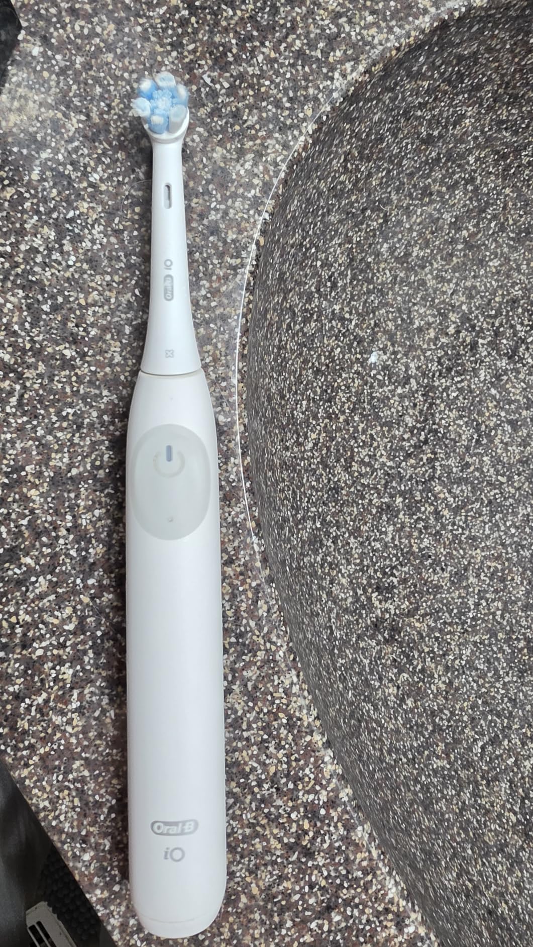Oral-B Pro 1000 CrossAction Electric Toothbrush, Black and White, 2 Count customer photo 1