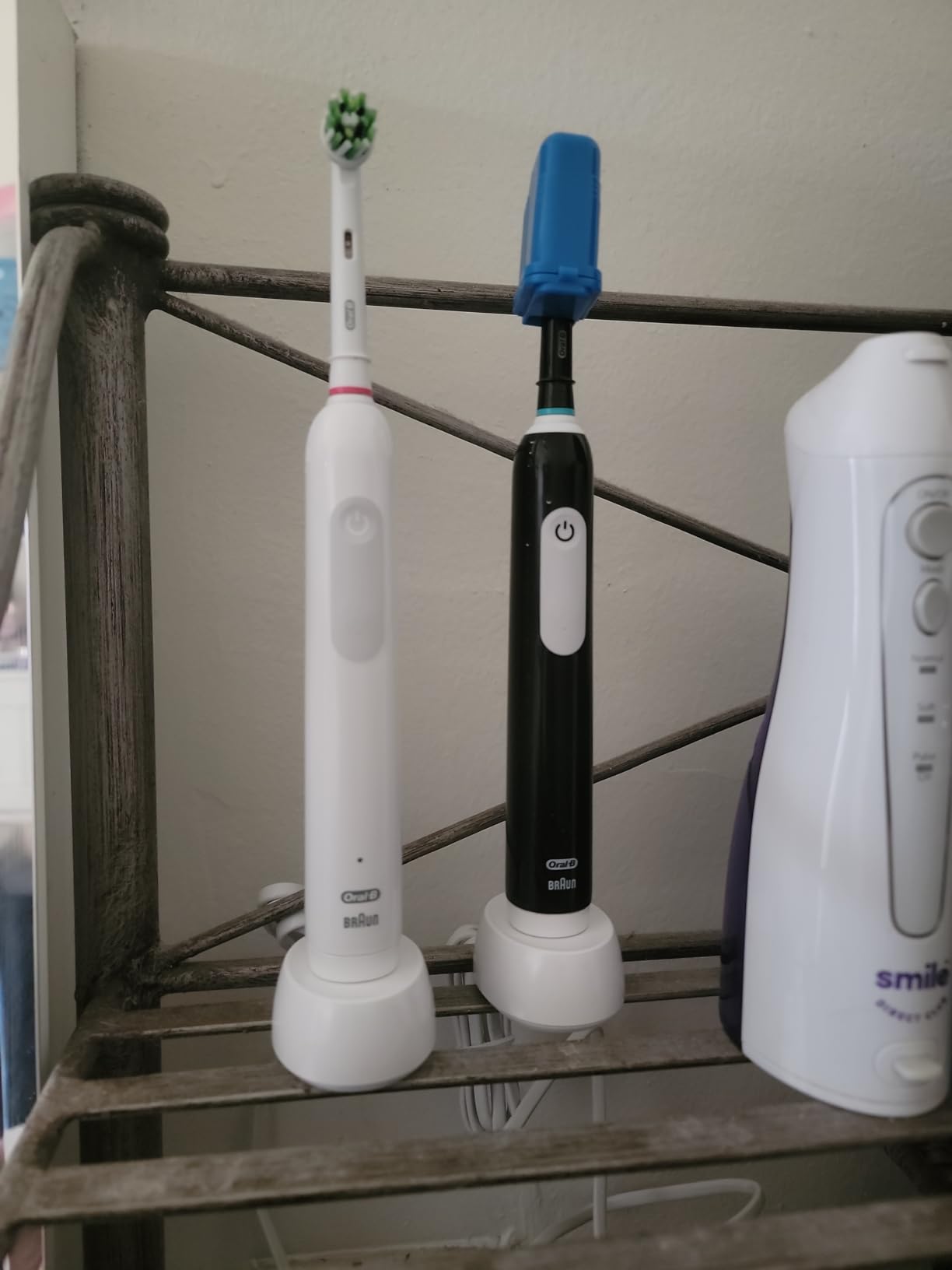 Oral-B Pro 1000 CrossAction Electric Toothbrush, Black and White, 2 Count customer photo 2
