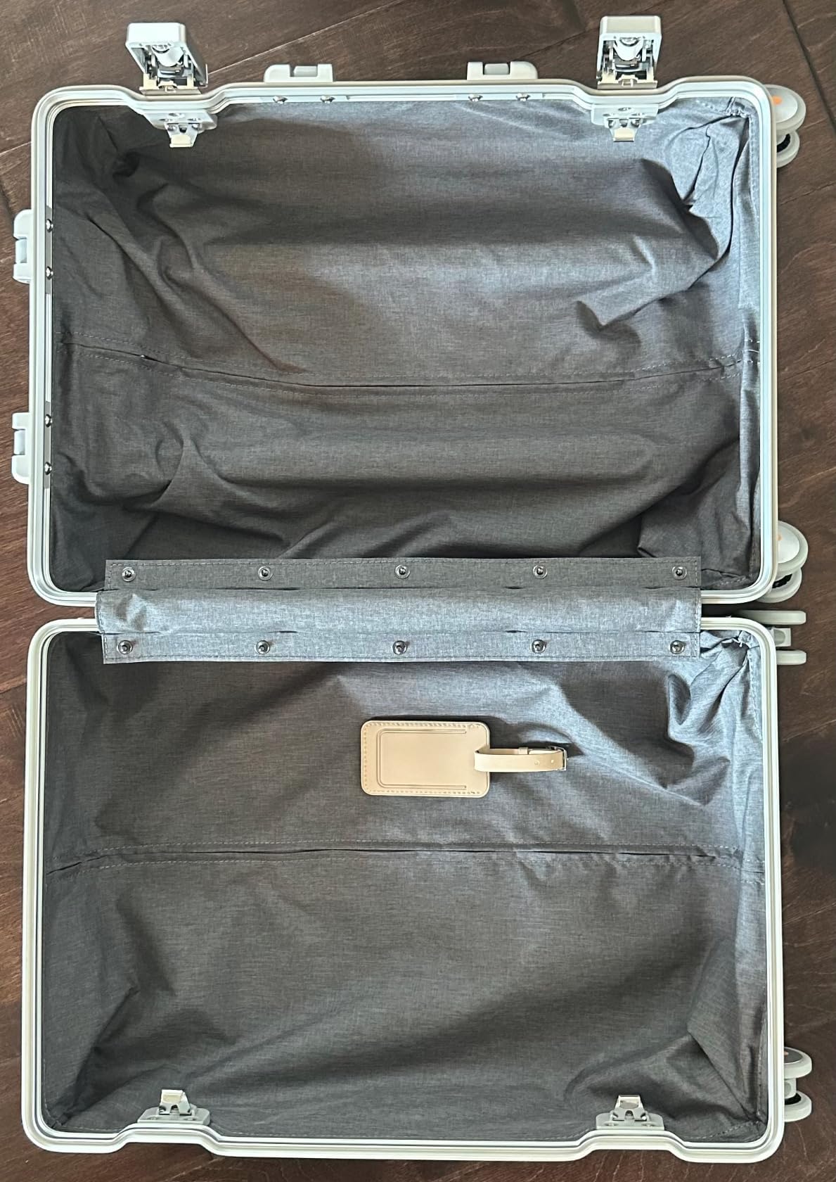 LEVEL8 Gibraltar Carry on Luggage, 20 Inch Aluminum Zipperless Luggages Airline Approved, Hardside Suitcase with TSA Lock and Spinner Wheels, Silver customer photo 1