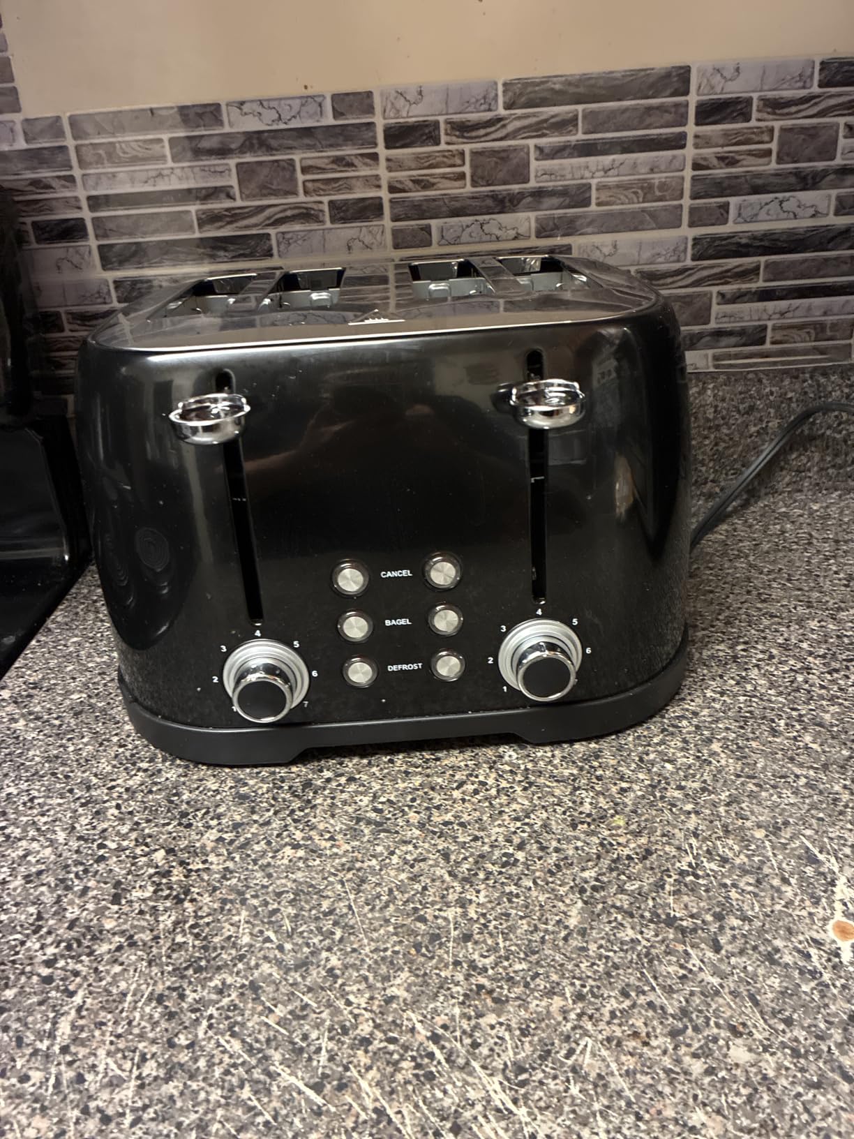 Amazon Basics 4 Slice Toaster with 4 Slots, 6 Browning Settings, Defrost, Removable Crumb Tray, Bagel Function, Cancel Button, 1600W, Black customer photo 1