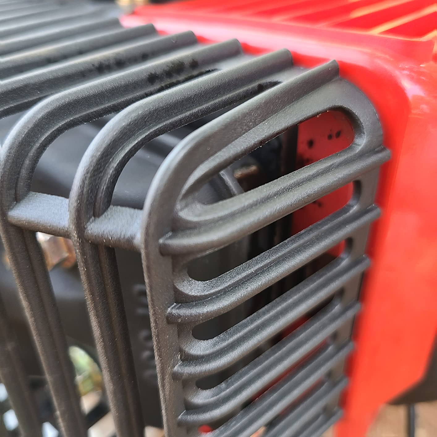 Earthquake E43 1-Person Earth Auger Powerhead, 43cc 2-Cycle Viper Engine, 30:1 Transmission, 5 Year Limited Warranty, Red or Black Auger Bit customer photo 1