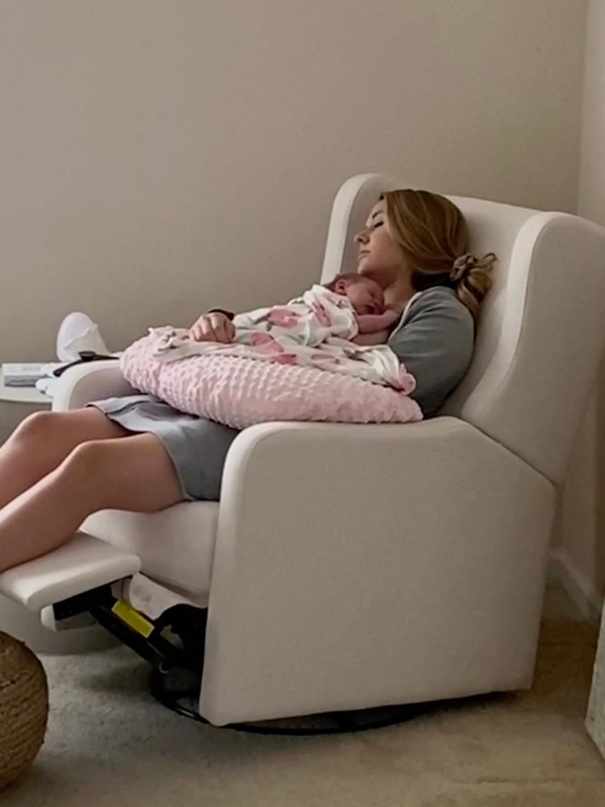 Carter's by DaVinci Arlo Recliner, Cozy Cream | Glider Recliner Nursery Chair w/ 360° Swivel - GREENGUARD Gold & FSC Certified Glider Rocking Chair customer photo 1