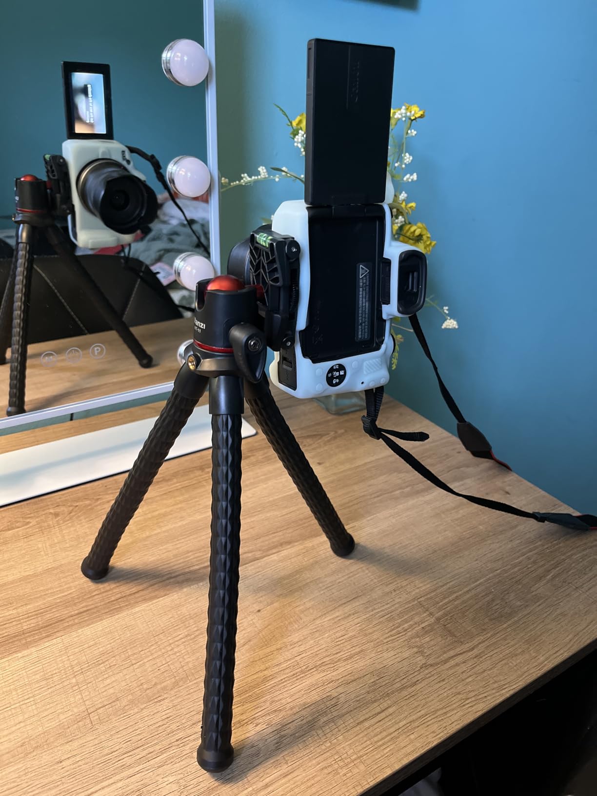 ULANZI Camera Tripod, Mini Flexible Stand w Hidden Phone Holder w Cold Shoe Mount, 1/4'' Screw f Magic Arm, Universal f iPhone 17 16 15 14 Pro Max XS Max Canon Nikon Sony DJ Pocket 4/3 Cameras customer photo 1