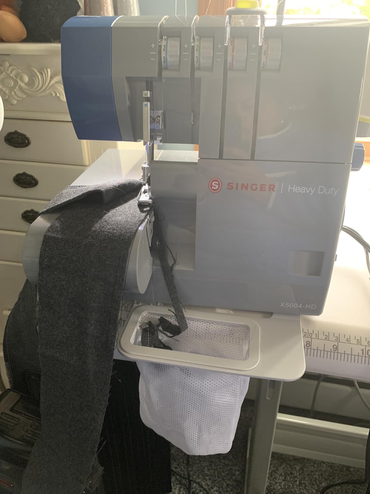 SINGER X5004-HD Serger Overlock Machine, 2-3-4 Thread Capability | 8 stitches, metal frame, color coded threading, adjustable differential feed, dual LED lights, 1300 stitches/min customer photo 2