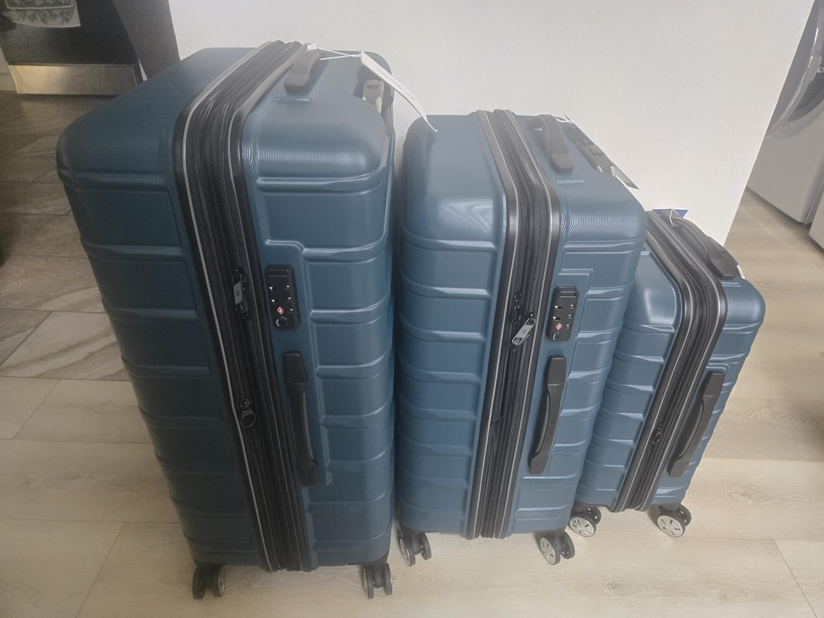 Samsonite Omni 2 Hardside 3 Piece Set - Includes Global Carry-On, Medium, & Large Checked Suitcases - 360° Dual Spinner Wheels - Integrated TSA Lock & Expansion - Amazon Exclusive - Midnight Black customer photo 1