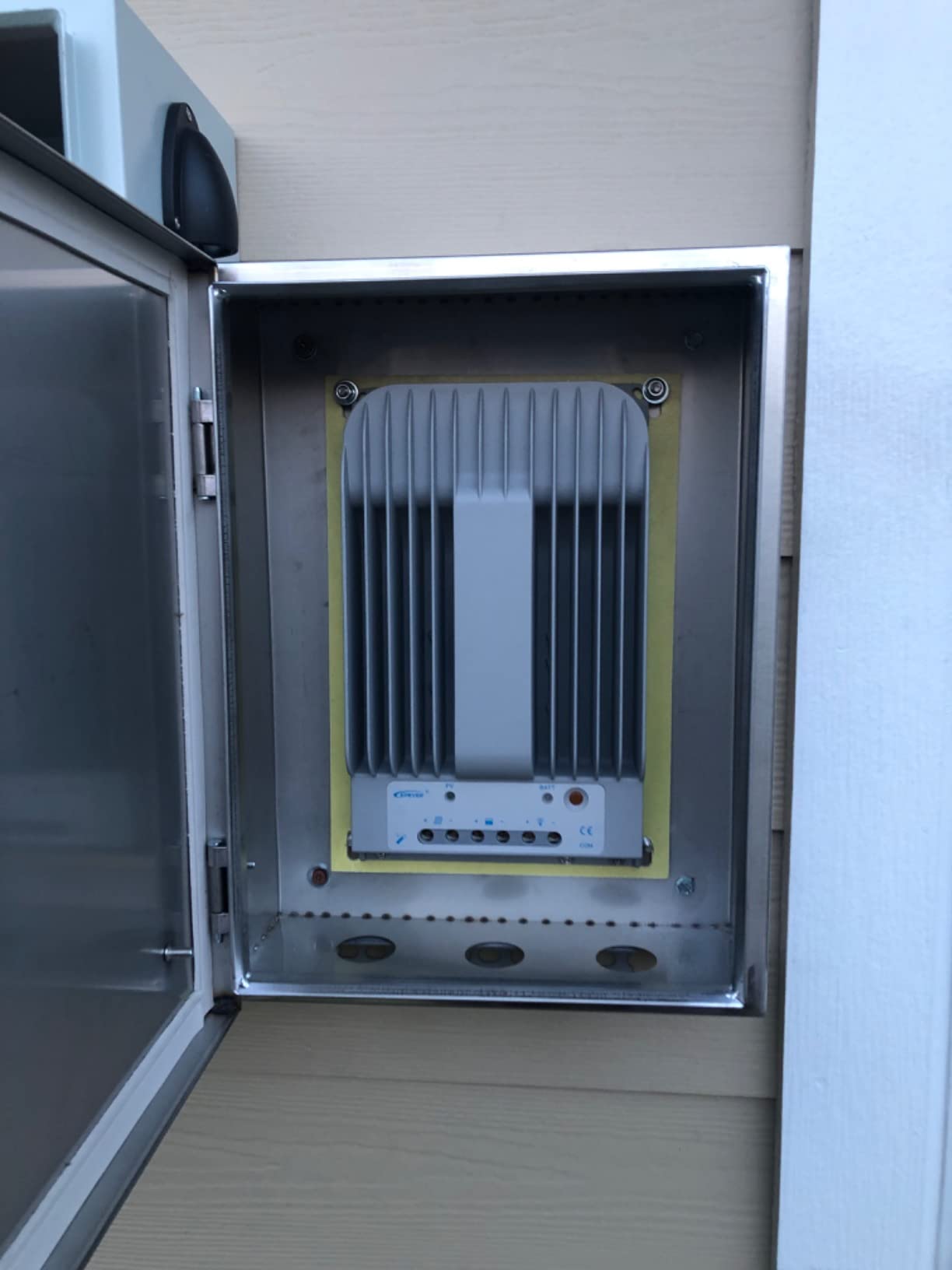 EPEver 40A MPPT Solar Charge Controller 12V/24V Auto, Max PV 150V (Tracer BN Series) customer photo 1