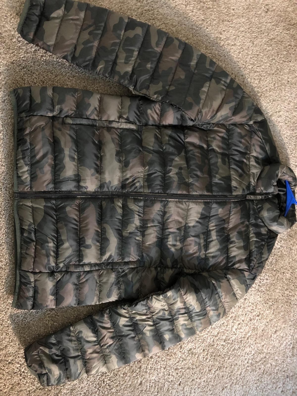 Amazon Essentials Men's Packable Lightweight Water-Resistant Puffer Jacket (Available in Big & Tall) customer photo 1