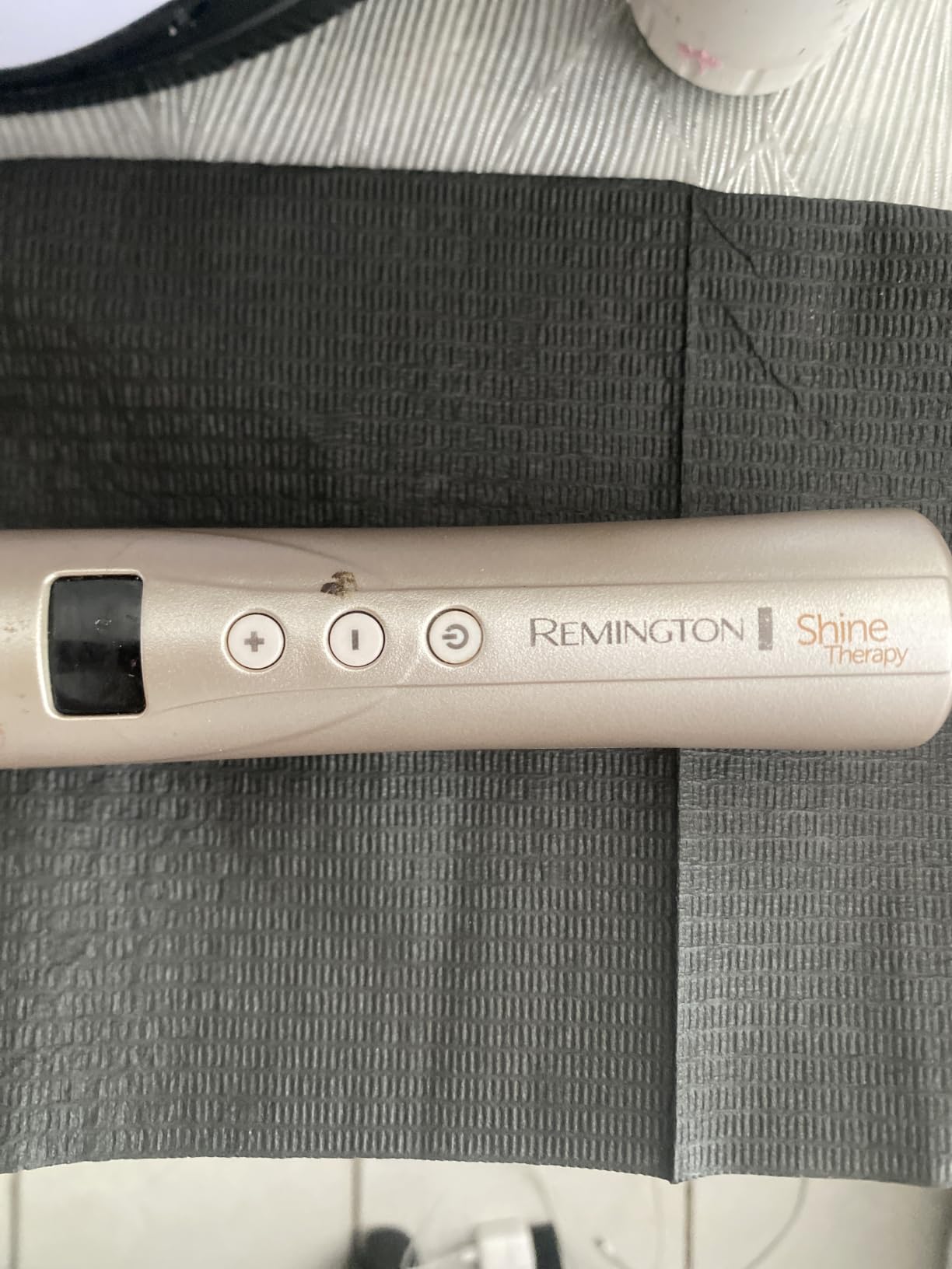 Remington Shine Therapy Argan Oil & Keratin Infused 1/2-1 Inch Tapered Curling Wand for Natural Curls, Includes Heat Glove | Champagne Color, 30-Second Heat Up, 10 Digital Heat Settings customer photo 1