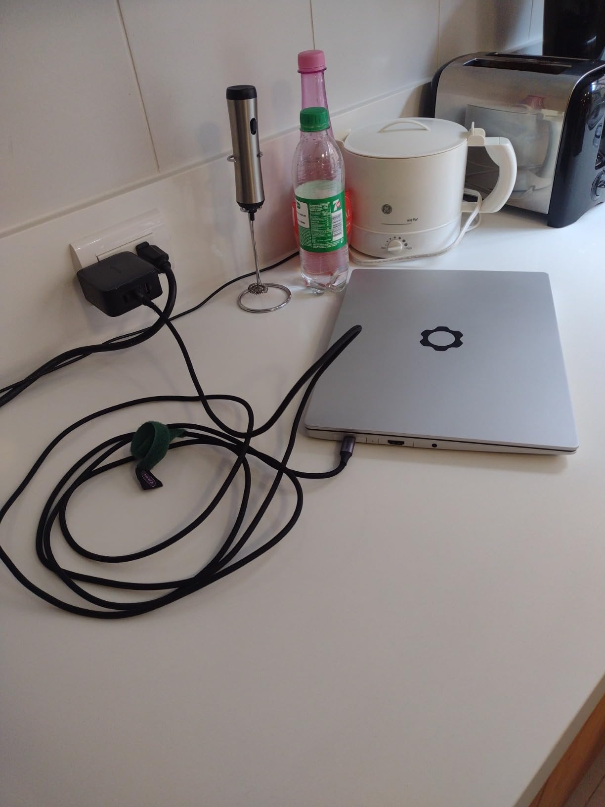 UGREEN 65W USB C Travel Adapter, Foladable Fast GaN Charger with US/UK/EU 3 Plugs, 3-Port International Power Adapter for MacBook Air/Pro, Dell XPS, iPhone 17/16/15, iPad, Galaxy S25/S24, Steam Deck customer photo 2