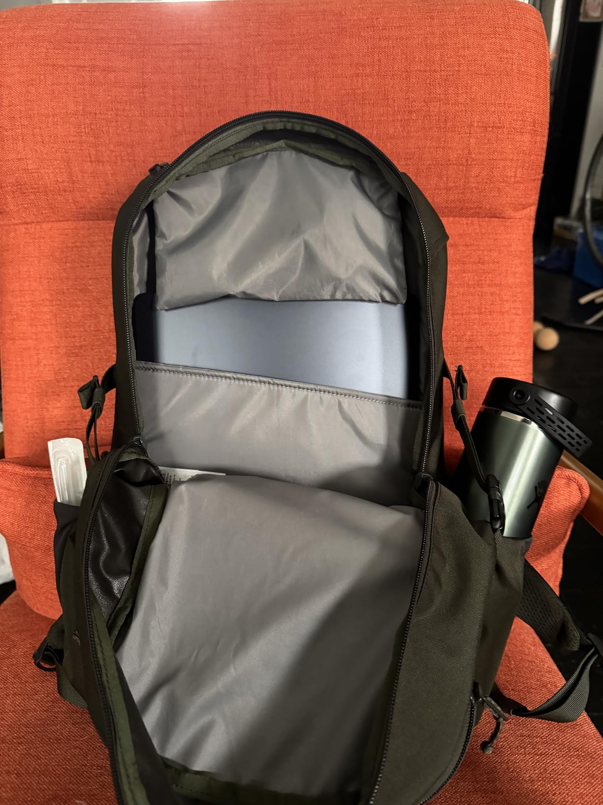 Fjällräven Skule 28 Backpack - Spacious Storage, Padded Back Panel, Breathable Design - Travel, Hiking, Black customer photo 1