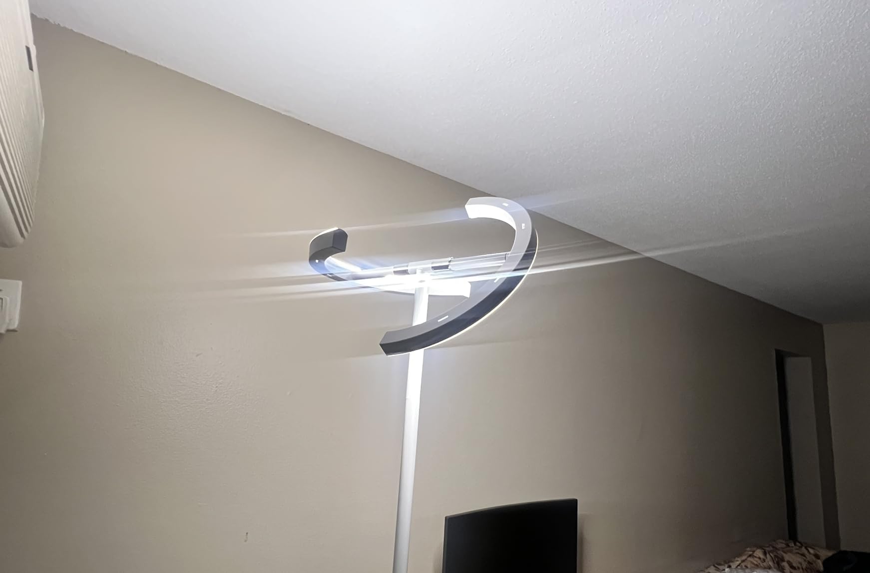 SIBRILLE LED Floor Lamp - Rotatable Standing Lamp with Touch & Remote Control, 3000-6000K, 22W Modern Floor Reading Light, Dimmable Corner Uplighter for Living Room Bedroom Office, Black customer photo 2