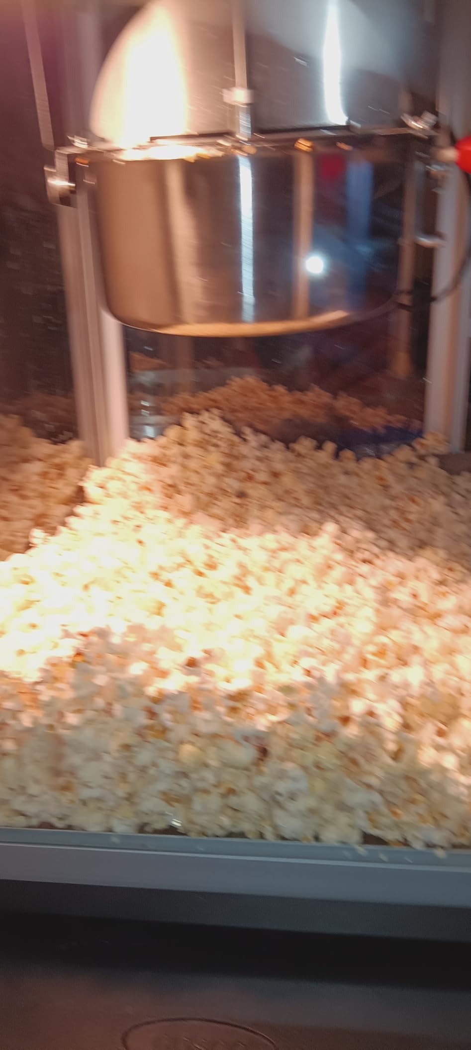 VEVOR Commercial Popcorn Machine, 12 Oz Kettle, 1440 W Countertop Popcorn Maker for 80 Cups per Batch, Theater Style Popper with 3-Switch Control Steel Frame Tempered Glass Doors, Red customer photo 1
