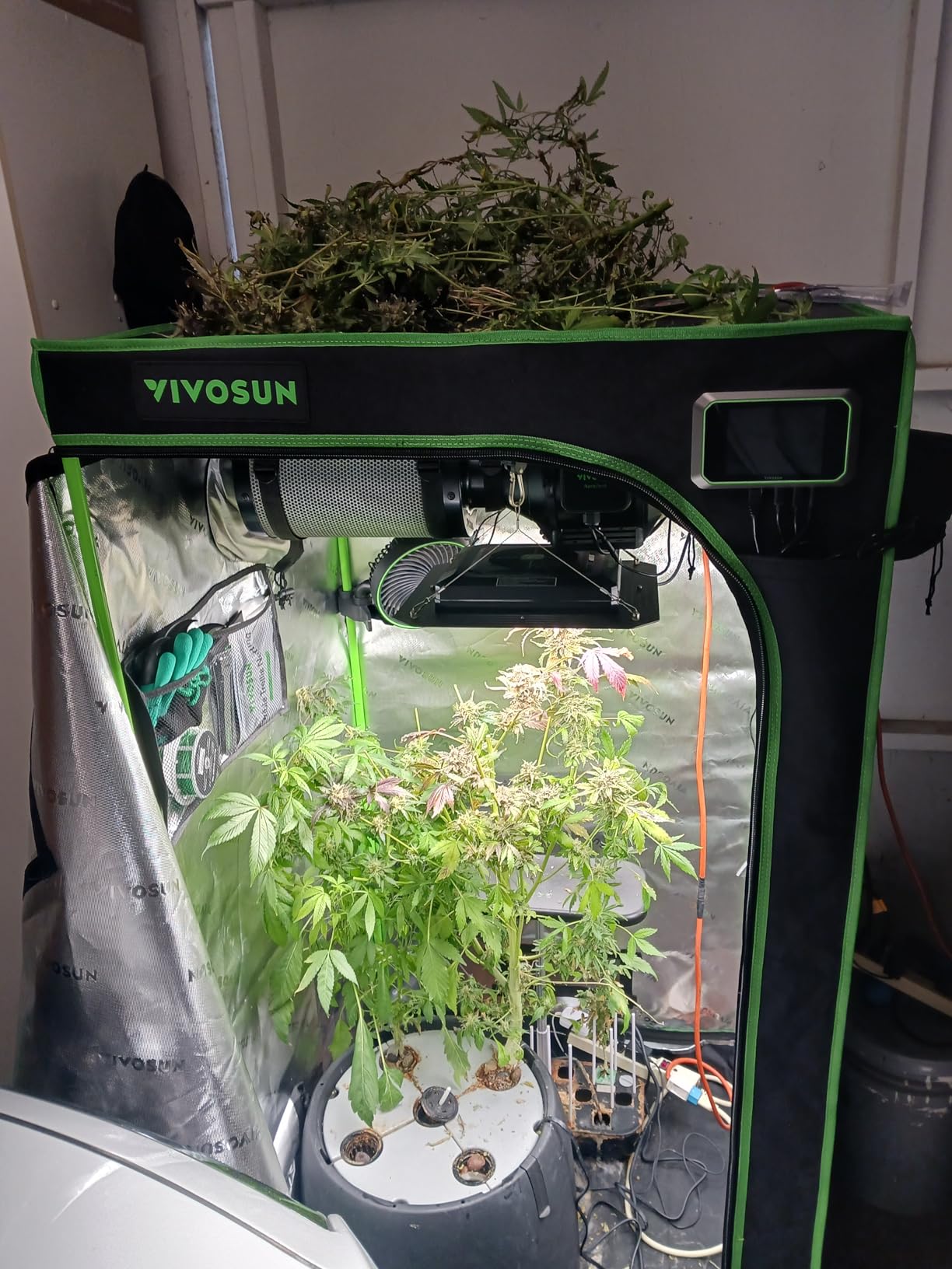 VIVOSUN Smart Grow Tent Kit 4x4, 4-Plant WiFi-Integrated Grow System | including 400W Full Spectrum LED Grow Light, Automatic Control GrowHub E42A+, Efficient Ventilation System customer photo 1