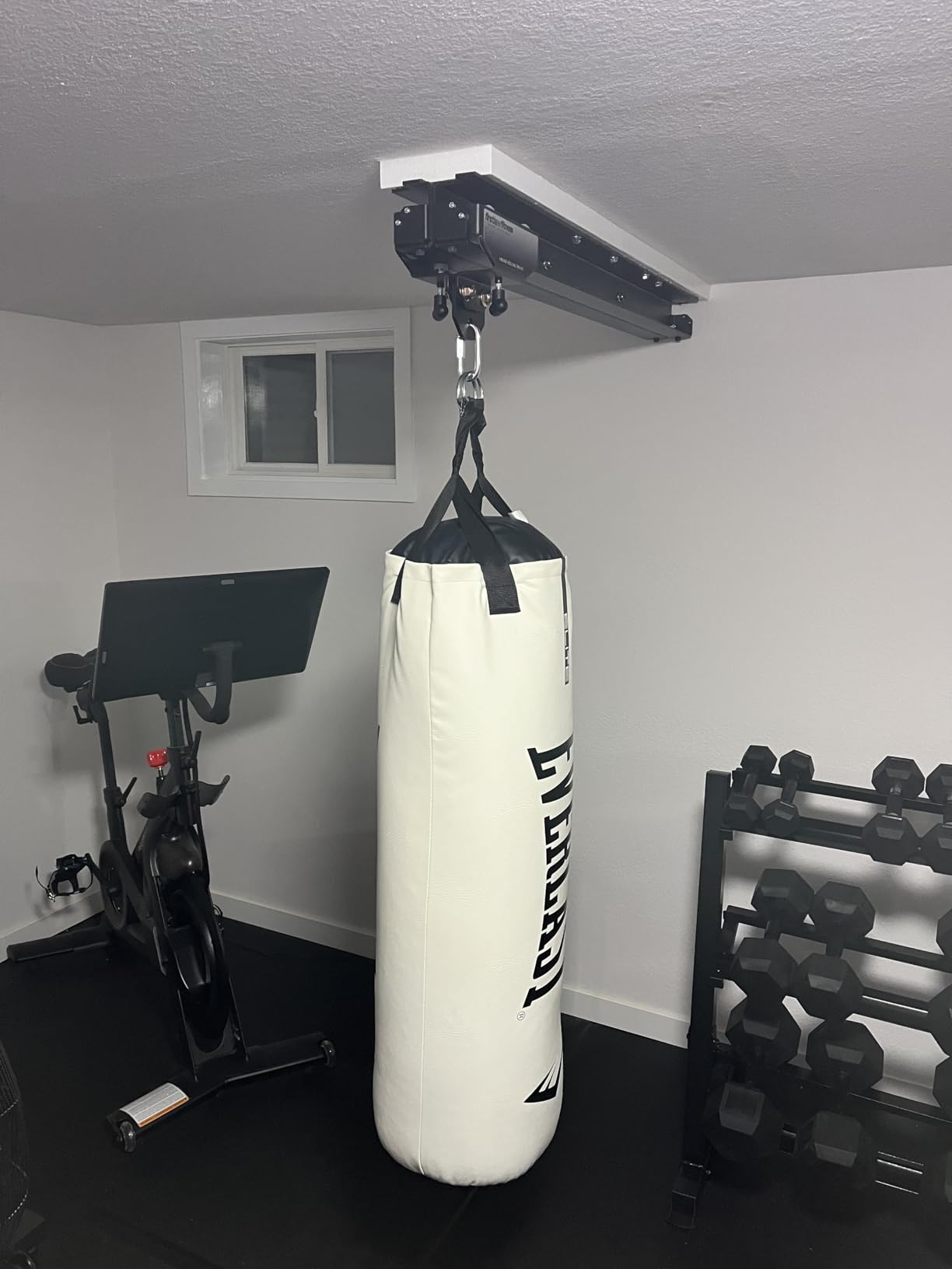 Everlast Elite Punching Bag | Durable Boxing MMA, Adults | Muay Thai customer photo 2