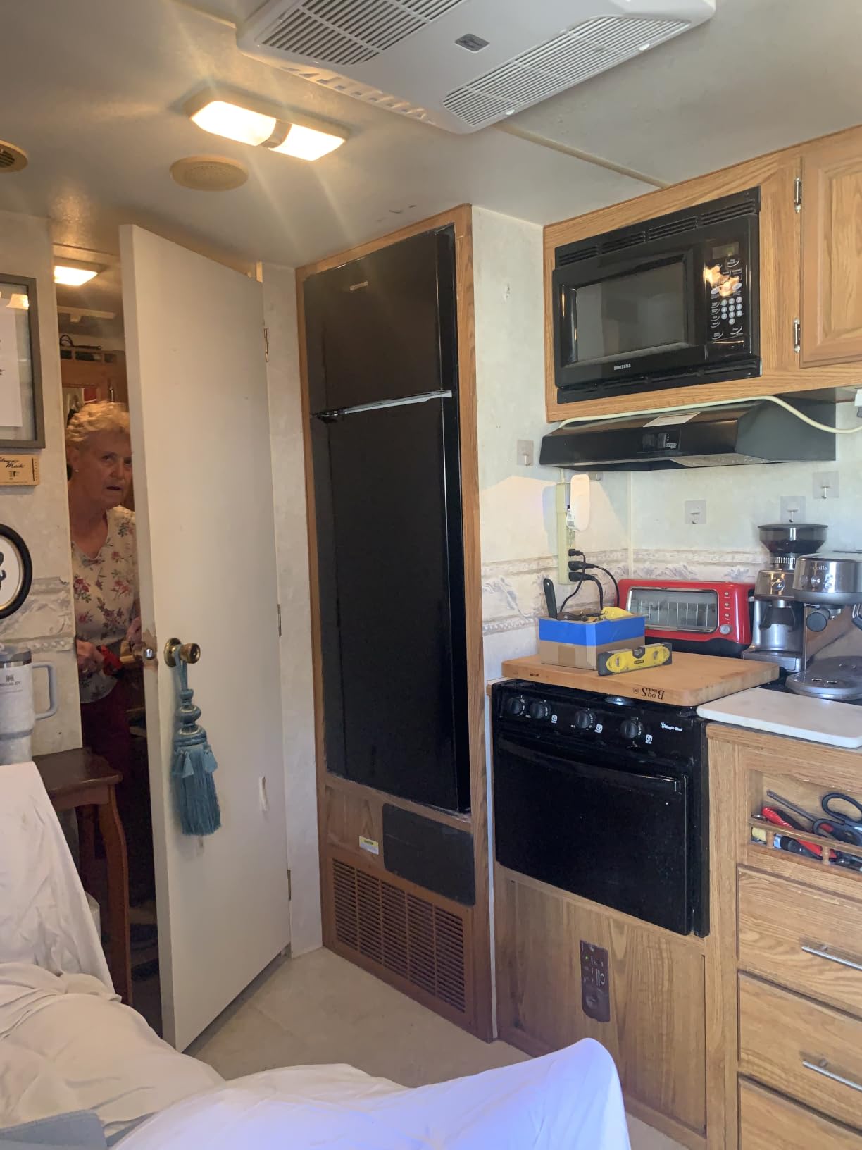 Upstreman 7.7 Cu.Ft. Refrigerator with Freezer Double Door Fridge | 5 Adjustable Thermostat, Large Capacity, Reversible Door Swing, Black (BD75) customer photo 2