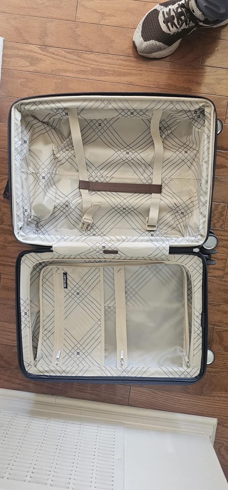 Samsonite Virtuosa Hardside 21 Inch Carry On Luggage - Airline Approved with 360 Spinner Wheels, RightHeight Adjustable Handle, TSA Lock - Expandable Light Polycarbonate Shell - Navy customer photo 2