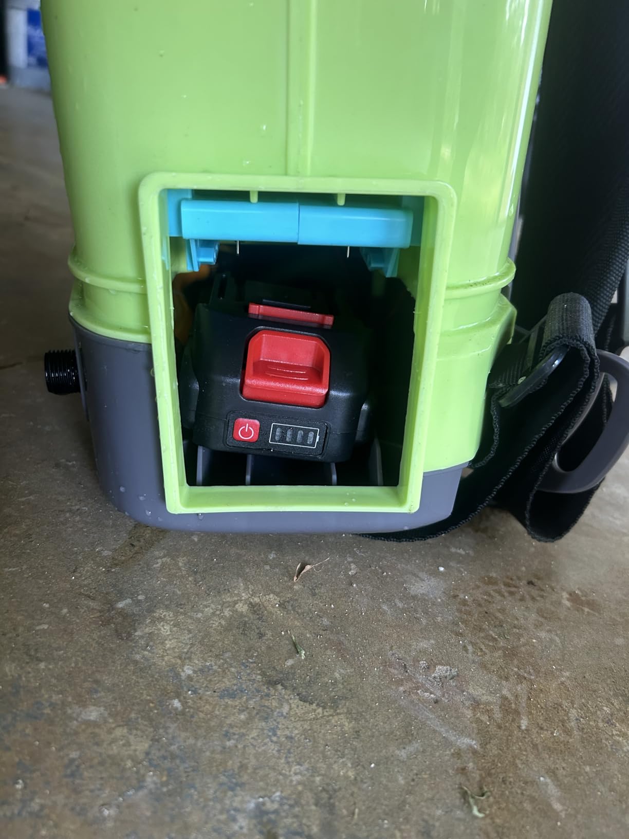 Battery Powered Backpack Sprayer 4 Gallon, VAXMAY 100 PSI Electric Garden Sprayer Works with Makita 18V Battery, Weed Yard Sprayer with Telescopic Wand, 5 Nozzles, 2.6 Ah Battery & Charger Included customer photo 2