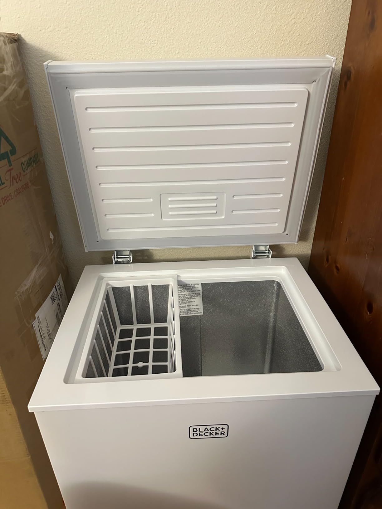 BLACK+DECKER 16.2 Cu. Ft. Chest Freezer, R600a Refrigerant, BCF1620E, White | Deep Freezer with Top Opening, Chest with 2 Removable Storage Baskets, Mechanical Temperature Control, Manual Defrost customer photo 2