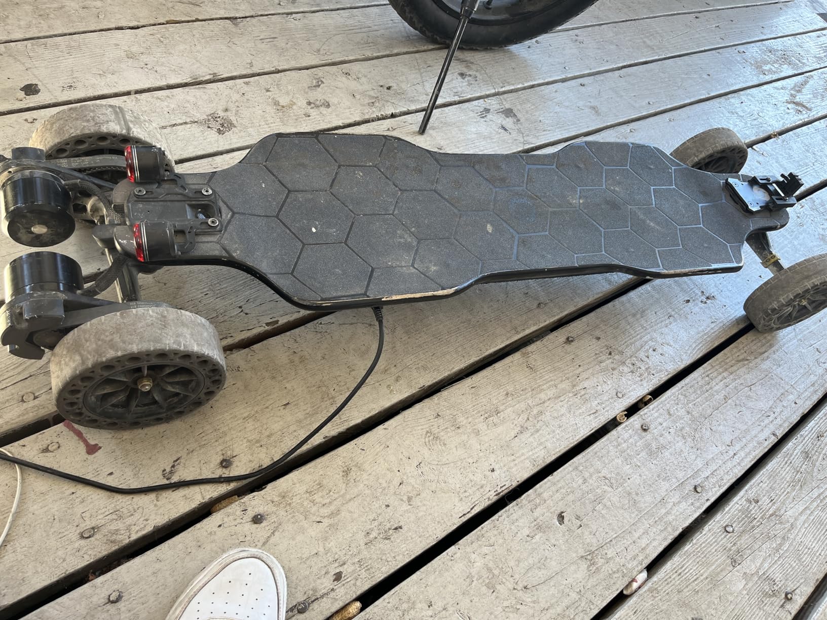 isinwheel V10 Off-Road Electric Skateboard, 3000W 32MPH for Adults | 3000W belt-drive motor, 28 miles range, IP54 water-resistant, with remote control & ambient light for adults customer photo 1