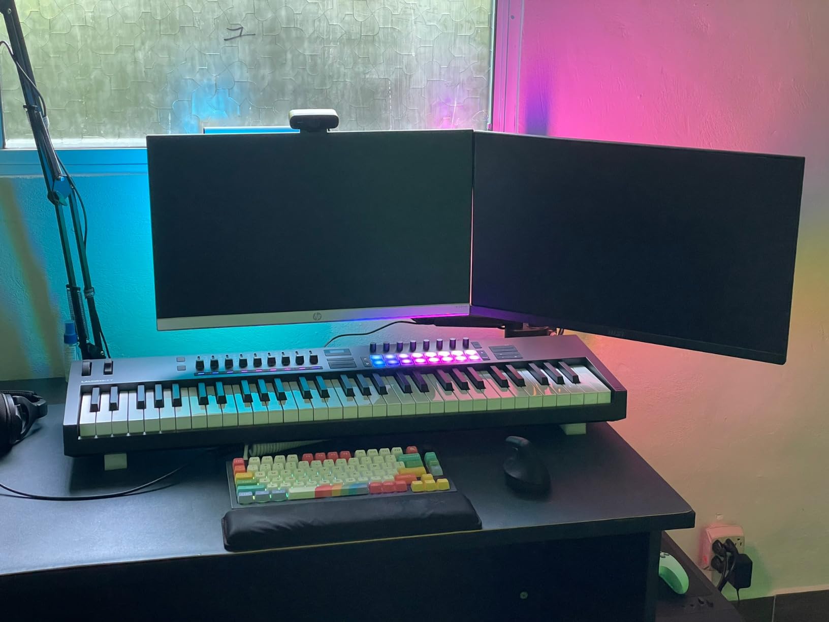 Novation Launchkey 61 MK4 - 61 key Semi-Weighted, USB, MIDI Keyboard Controller with DAW Integration. Chord & Scale Modes, 8 Drum Pads, & Arpeggiator - Includes Software Bundle for Music Production customer photo 2