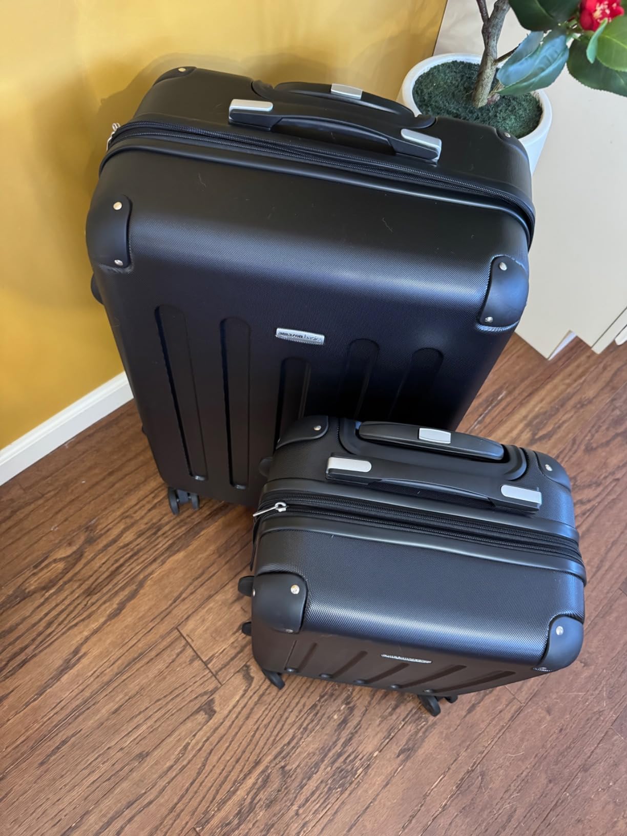 Amazon Basics 4-Piece Luggage Set, Hardside Spinner Suitcases with Multidirectional Wheels (22