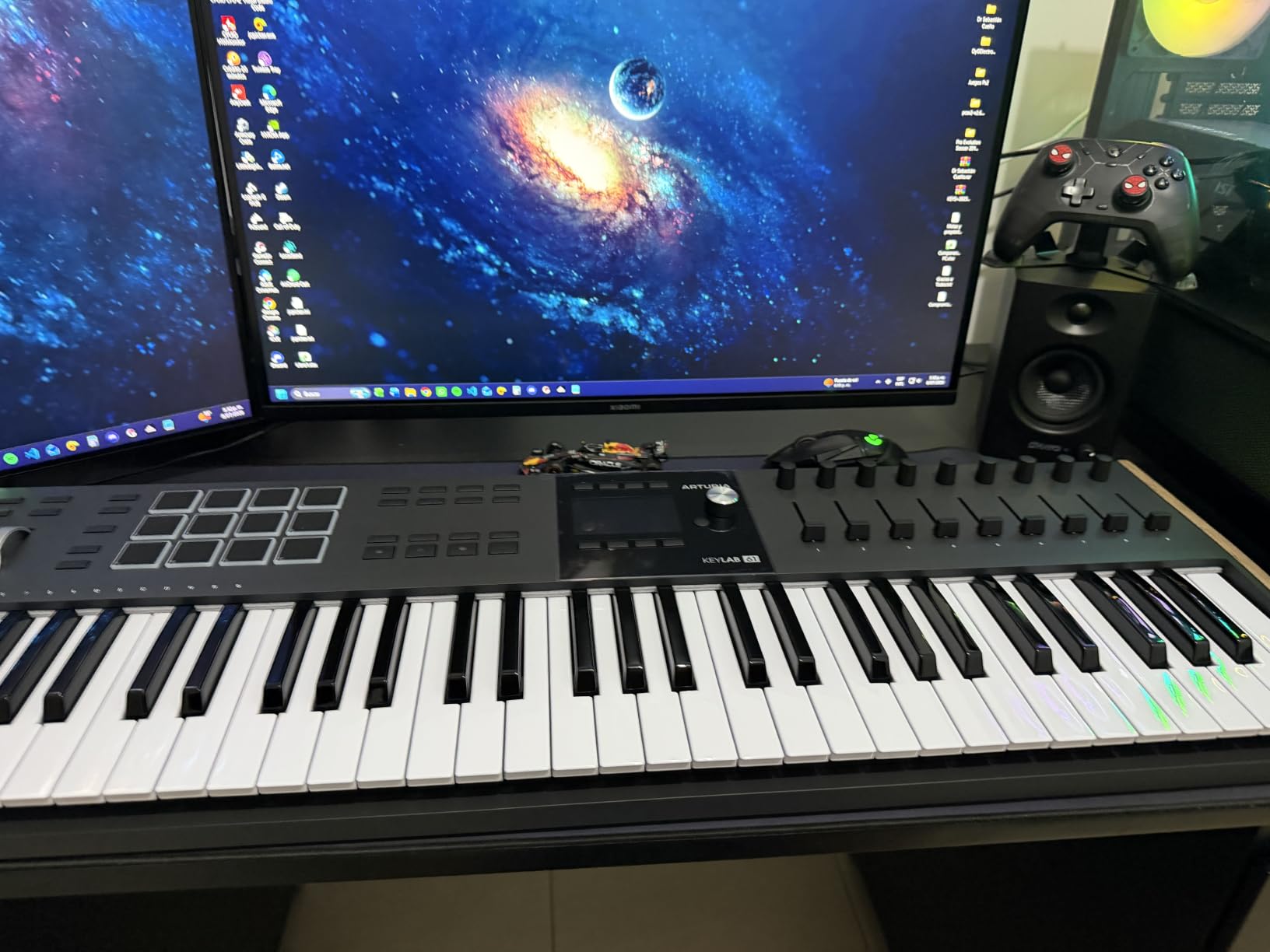 Arturia KeyLab mk3 USB MIDI Keyboard Controller, 61 Key - Black | Keys with aftertouch, 12 pressure-sensitive performance pads, nine assignable encoders, sustain and auxiliary pedal inputs customer photo 1
