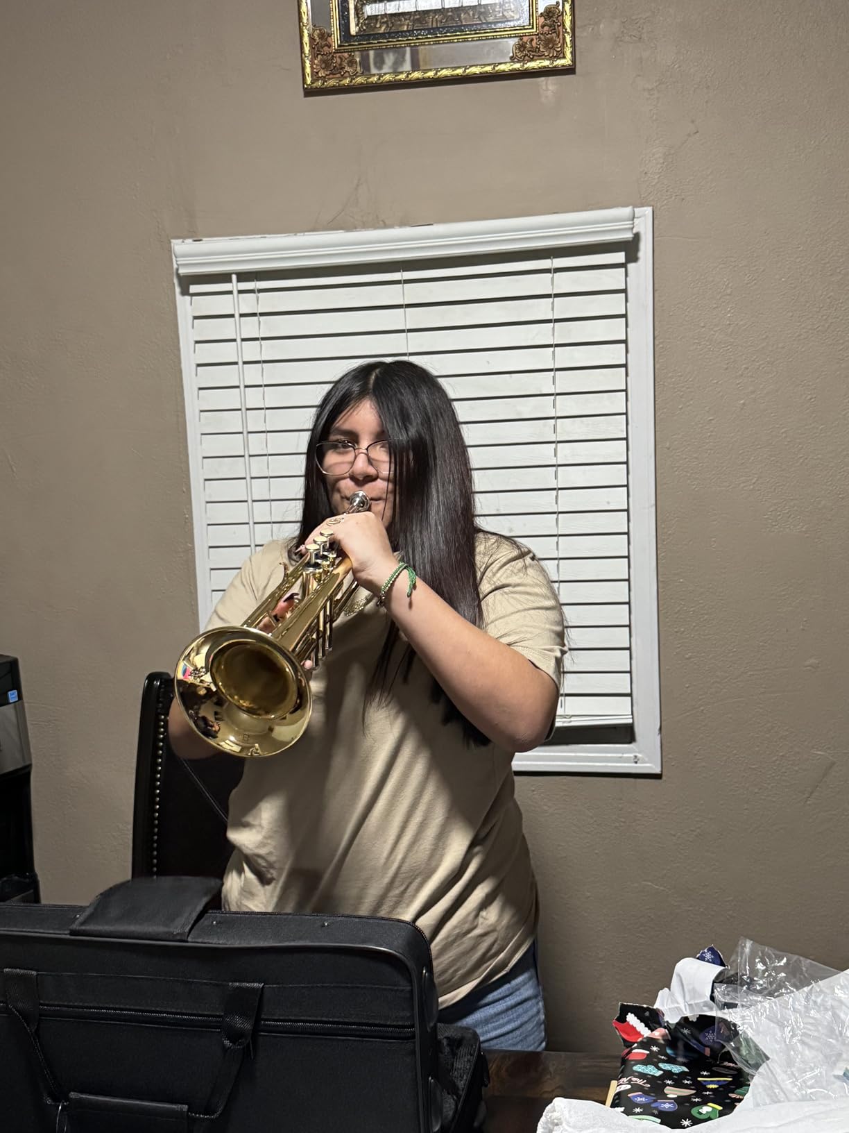 Yinfente Bb Standard Trumpet Set for Beginner or Advance Student, Brass Student Trumpet Instrument With Hard Case, 7C Mouthpiece, Cleaning Kit, White Gloves Gold customer photo 2