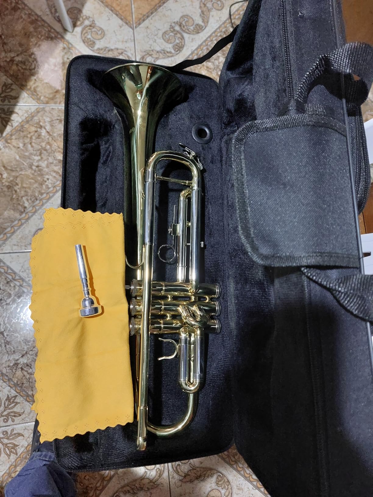 CAHAYA Bb Trumpet Instrument Brass Student Trumpet Trompeta Set Gold | Includes hard case, 7C mouthpiece & gloves customer photo 1