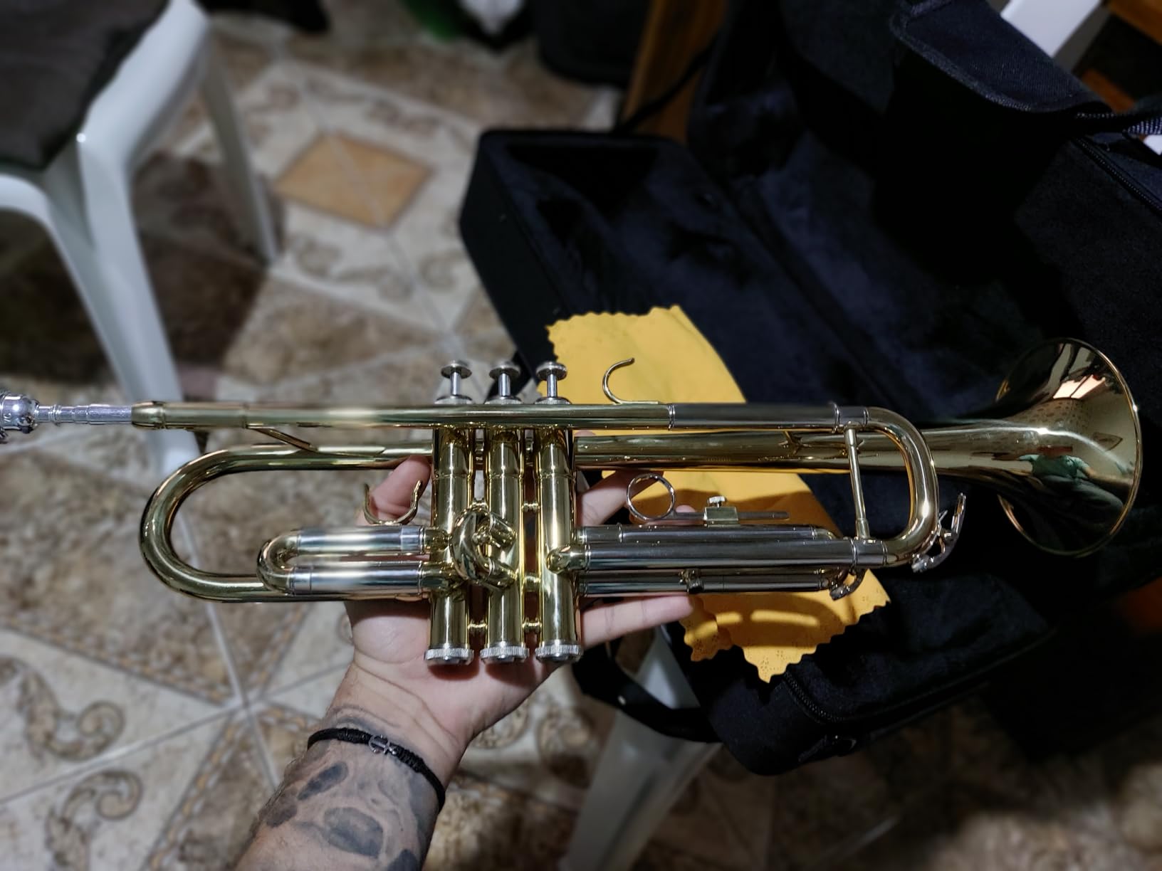 CAHAYA Bb Trumpet Instrument Brass Student Trumpet Trompeta Set Gold | Includes hard case, 7C mouthpiece & gloves customer photo 2