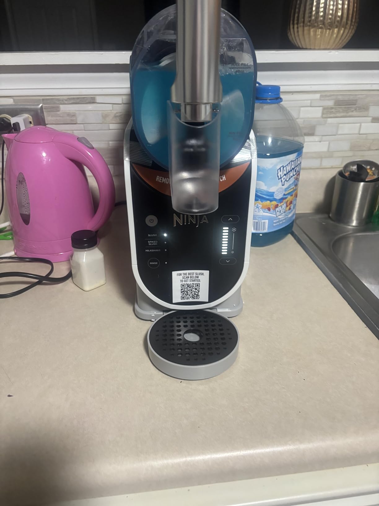 Ninja SLUSHi 72 oz Professional Frozen Drink Maker, 3 Preset Settings Slushie Machine (Renewed) customer photo 2