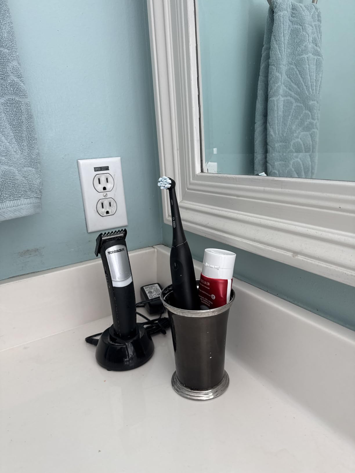 Oral-B iO Series 2 Limited Simple Clean Rechargeable Electric Toothbrush for Adults, Night Black, 3 Modes, Automatic Pressure Sensor for Gum Care, Travel Case customer photo 2