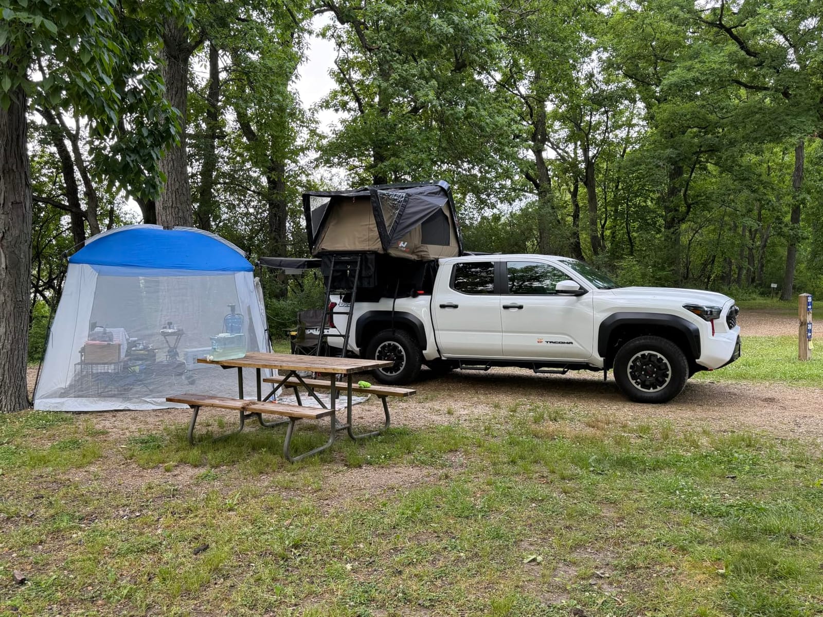 Naturnest Rooftop Tent Hard Shell, Easy Set Up Pop Up Large Tent for 2-3 Person Camping, Waterproof UV-Resistant Blackout 4 Season Tents for Truck, Jeep, SUV, Van, Trailer - Sirius 1 Plus customer photo 2