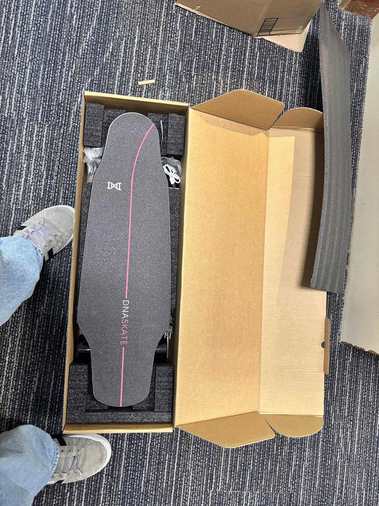 M8 Electric Skateboard with Remote, 15Mph Top Speed, 9Miles Range, 400 Hub-Motor, Skateboard for Adults & Teens customer photo 1