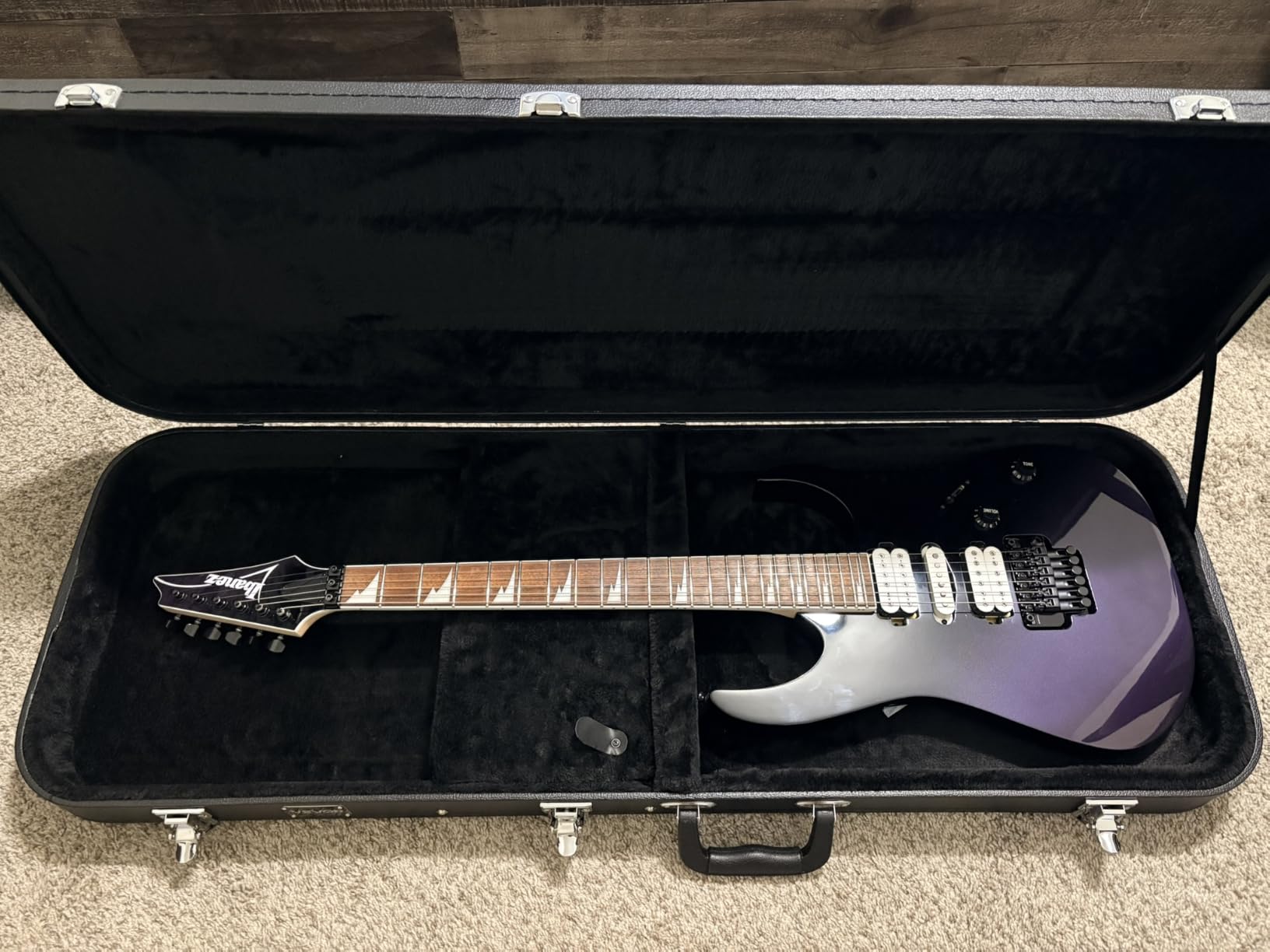VEVOR Electric Guitar Hard Case, 43.11 in Rectangular Guitar Hard Case, With Lock Latch Keys Handle, PVC Padding Soft Lining Water-Resistant Hard Shell Guitar Cases, for 39 in Electric Guitars, Black customer photo 1
