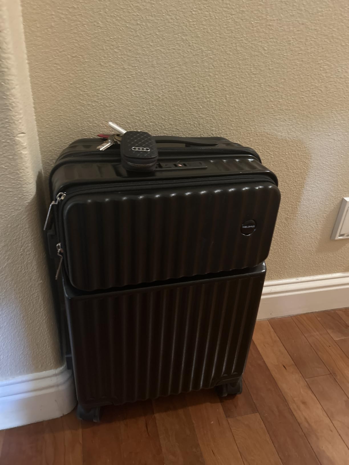 Zipperless Luggage, Polycarbonate Aluminum Hard Shell, Expandable Carry-On Suitcase with Spinner Wheels, Hard Shell Suitcase, 20 Inch Cabin customer photo 1