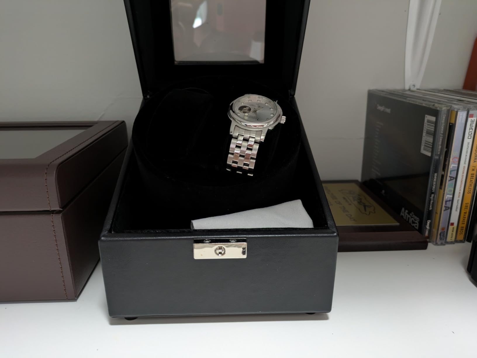 SONGMICS Automatic Single Watch Winder Box, Quiet Motor, LED Light, Lock | For Automatic Watches, Adjustable Pillow, 4 Winding Settings, USB-C Charging Cable, Black, BRIDIE Collection UJWB030B01 customer photo 1