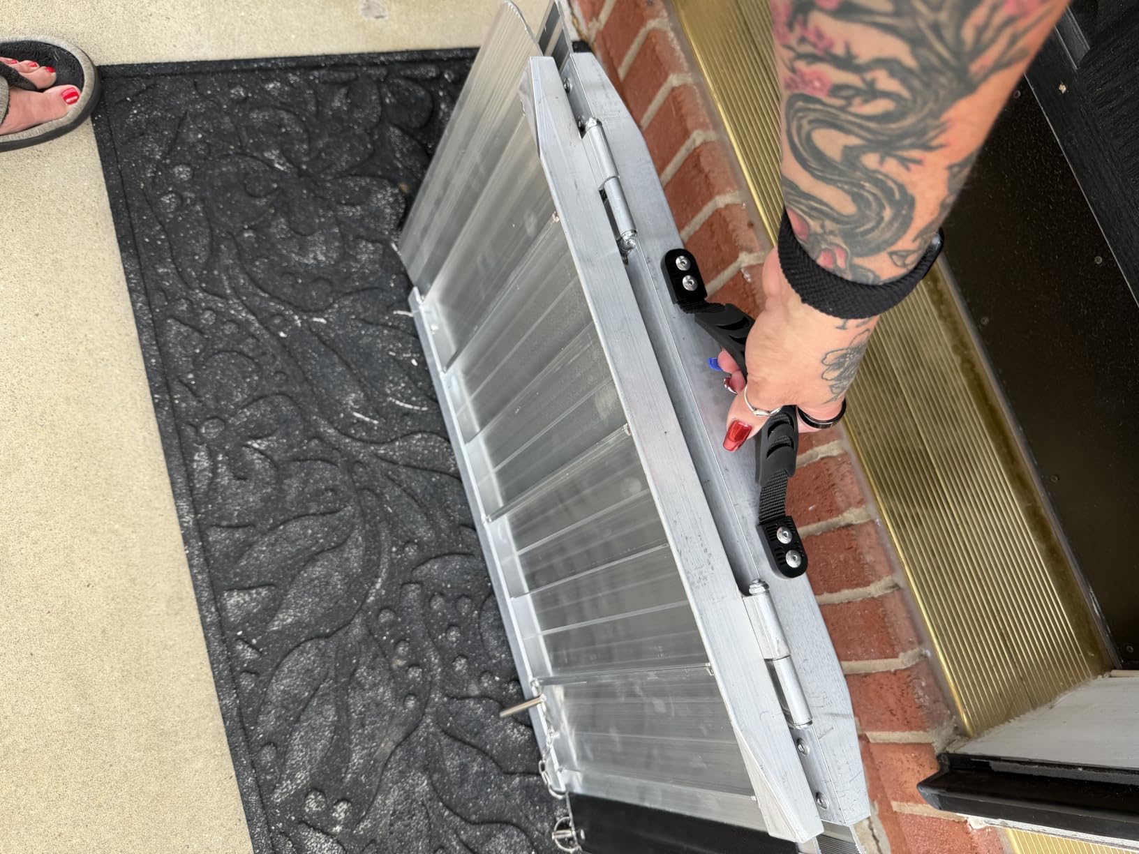 4FT Wheelchair Ramp, 800lb Folding Anti-Slip Ramp | Aluminum wheelchair ramp, anti-slip folding, fits 4-12