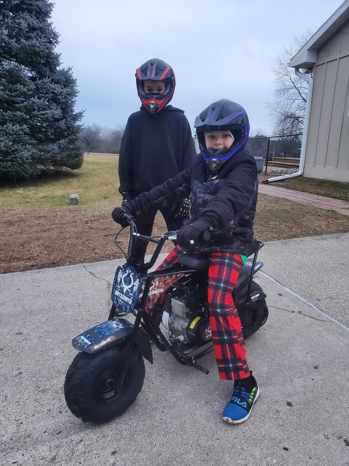 BRM100 Mini Dirt Pit Bike 105cc 4-Stroke Off Road for Teens Adults 220 LBS | 3.5HP EPA-Approved Engine, Up To 30 Mph, Rear Disc Brake, 145/70-6 Knobby Fat Tires, Pull-Start, 90% Assembled, Black, Plus customer photo 1