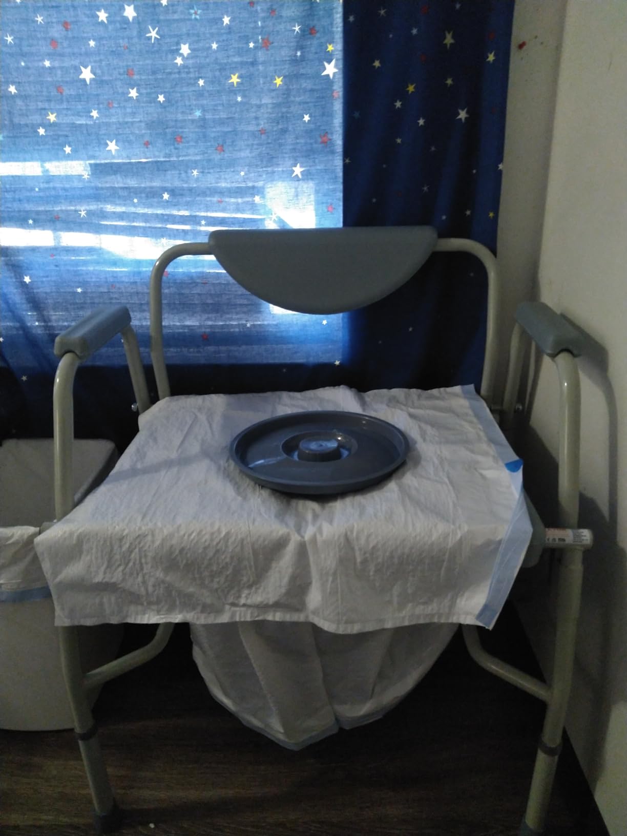 VEVOR Bedside Commode Chair with Wheels, 350 lbs Capacity, 4-in-1 Portable Toilet and Raised Toilet Seat with Padded Seat/Backrest/Flip-up Footrest, Detachable 5L Bucket, Shower Wheelchair for Seniors customer photo 2
