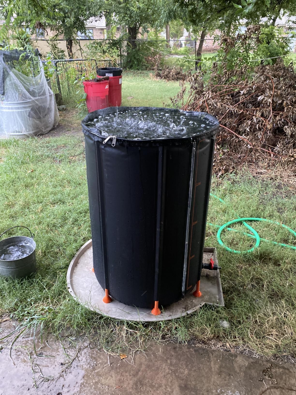 VEVOR Collapsible Rain Barrel, 100 Gallon Portable Rain Water Collection Barrel, 1000D PVC Rainwater Collection System, Garden Water Catcher Tank Storage Container with Spigot & Overflow Kit, Black customer photo 1