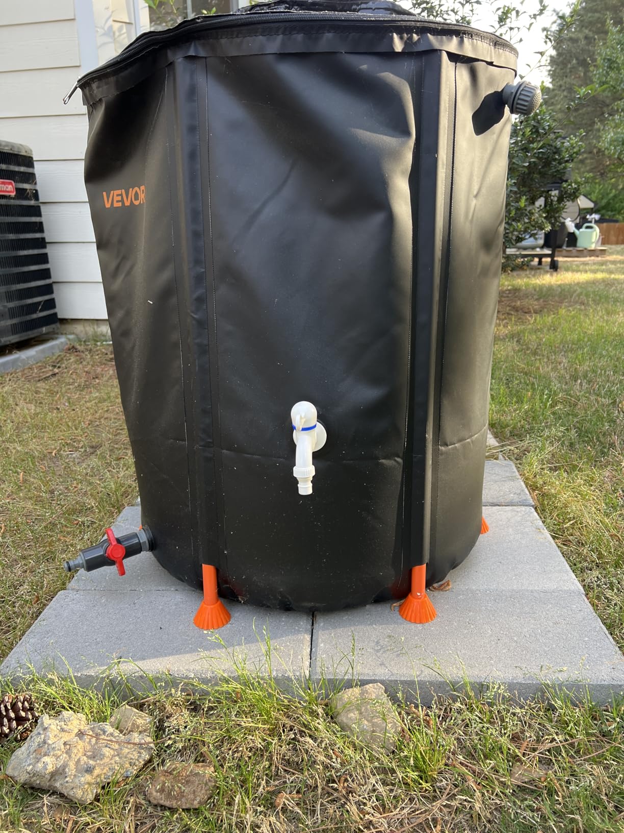 VEVOR Collapsible Rain Barrel, 100 Gallon Portable Rain Water Collection Barrel, 1000D PVC Rainwater Collection System, Garden Water Catcher Tank Storage Container with Spigot & Overflow Kit, Black customer photo 2