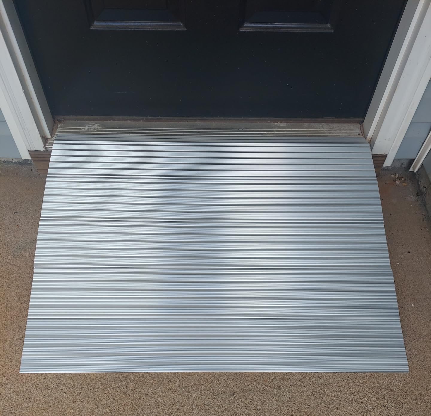 VEVOR Door Threshold Ramp 4'' Rise Aluminum Alloy Threshold Ramp Rated 800 lbs Load Capacity, Handicap Ramps for Home Steps for Wheelchair, Scooters, Power Chairs, Walkers, Bicycle, Tricycle customer photo 2