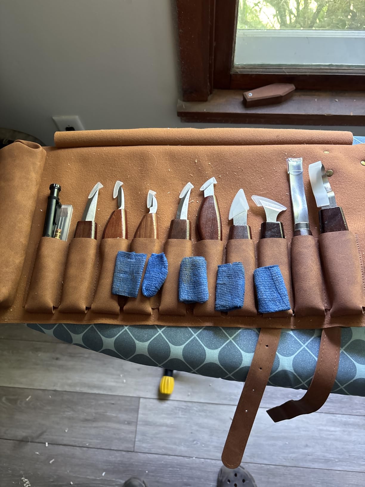 SakerNeo 25-Piece Wood Carving Kit Whittling Kit with Leather Storage Bag | Wood Carving Tools wood carving set Includes Gouges, Chisels, Knives - Ideal Woodworking Set for Beginners & DIY Gift customer photo 1