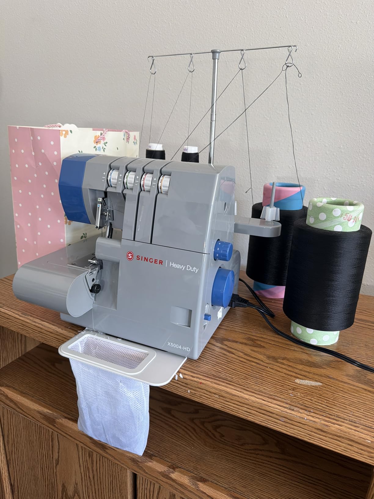 SINGER HD0500S Heavy Duty Serger Overlock Machine, 2-3-4 Thread, Black | Accessories, 6 stitches, 1300 stitches/min, LED light, free arm, adjustable differential feed, metal frame, for home decor customer photo 2