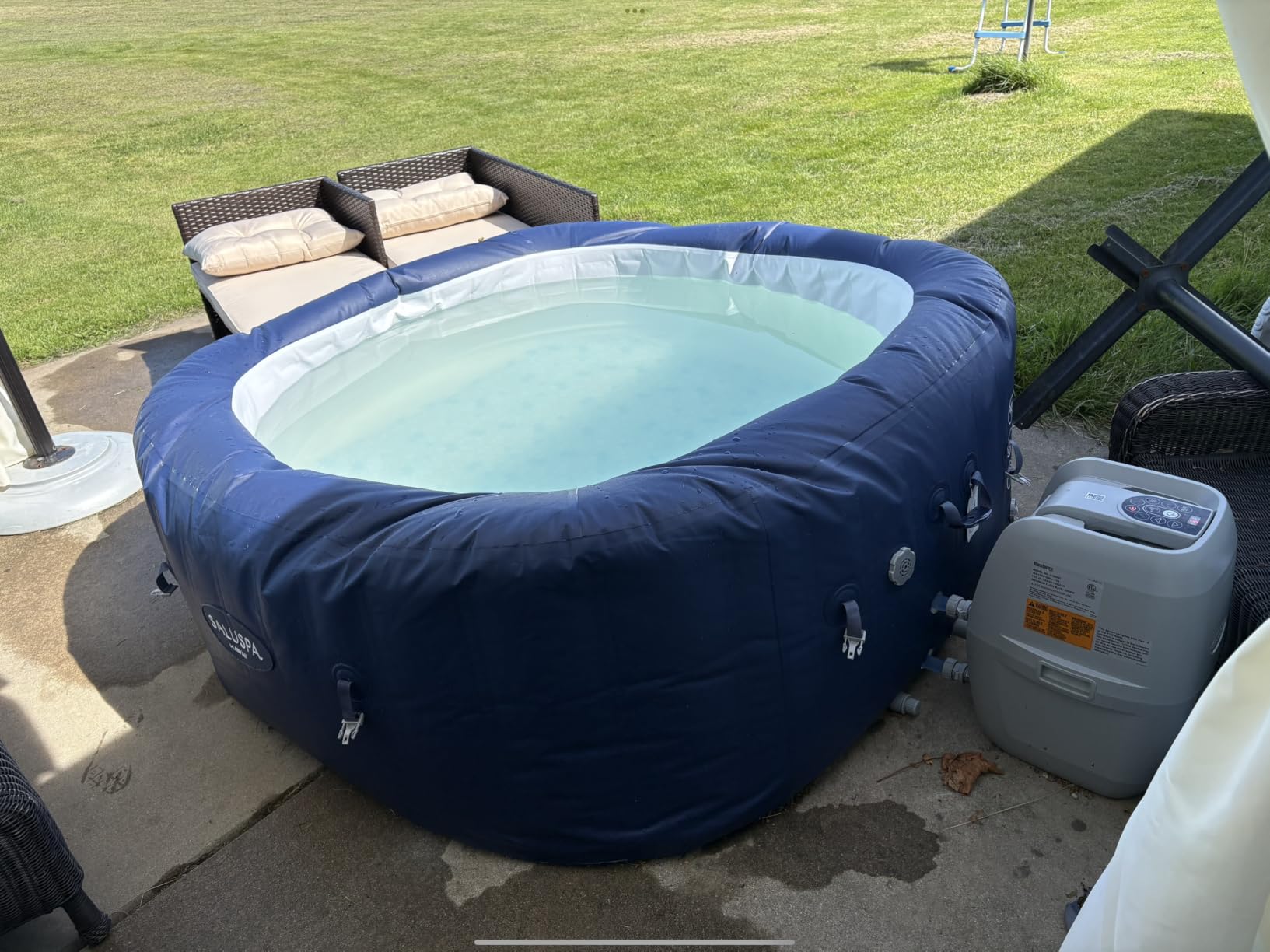Bestway SaluSpa Hawaii 4 to 6 Person Inflatable Hot Tub, Square Energy-Efficient Portable Outdoor Spa with 140 AirJets, 71