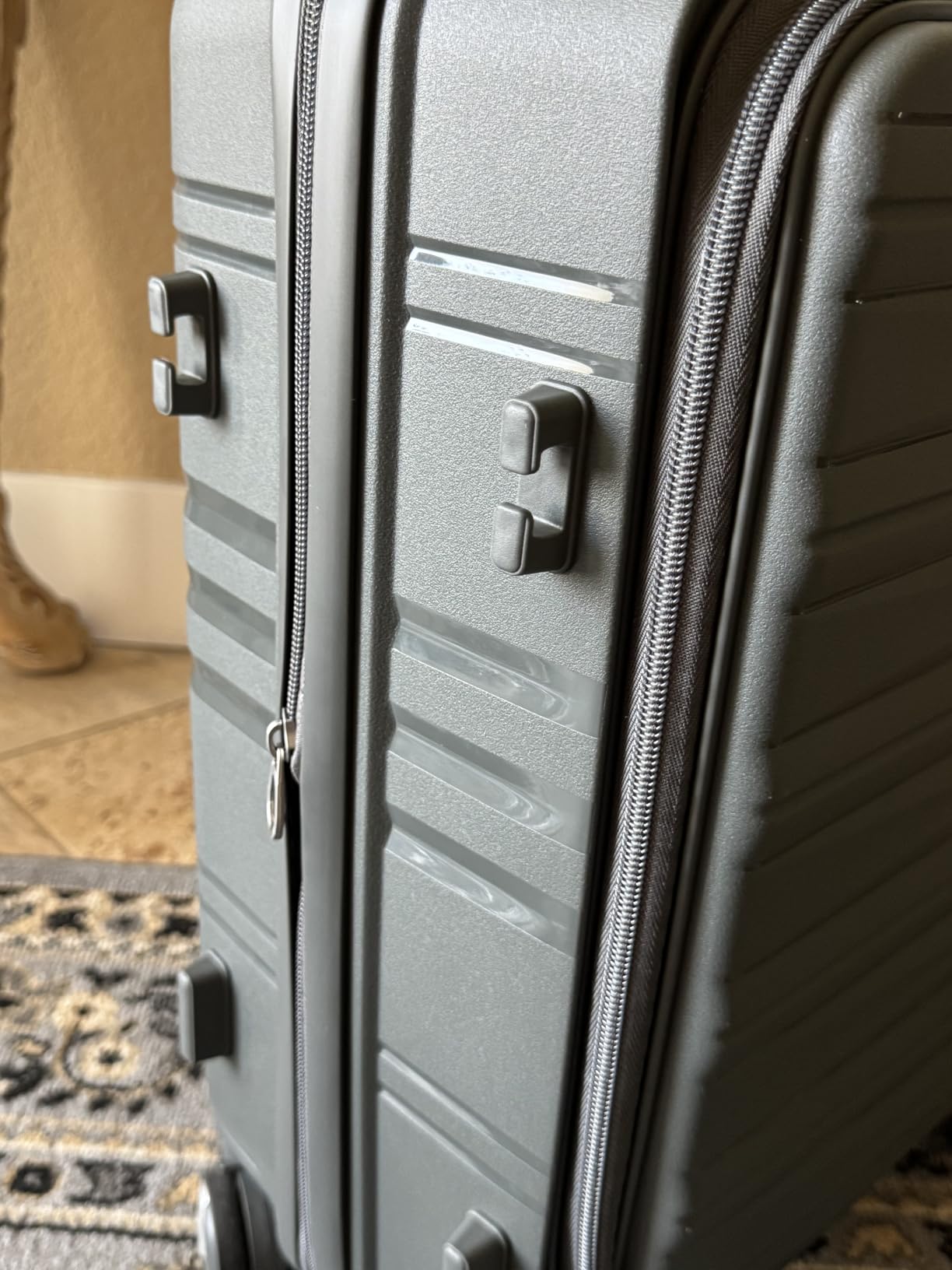 RAINSMORE Expandable Carry on Luggage 20 Inch, Airline Approved Carry on Suitcase with Front Pocket&Laptop Compartment, Hardshell Rolling Travel Luggage with Spinner Wheels,Black customer photo 1