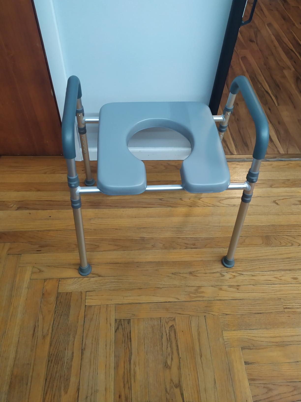 Loyoda Toilet Seat Riser with Foam Padded Seat for Seniors, 400 lb Capacity, Raised Toilet Seat with Handles, Adjustable Height & Width customer photo 1